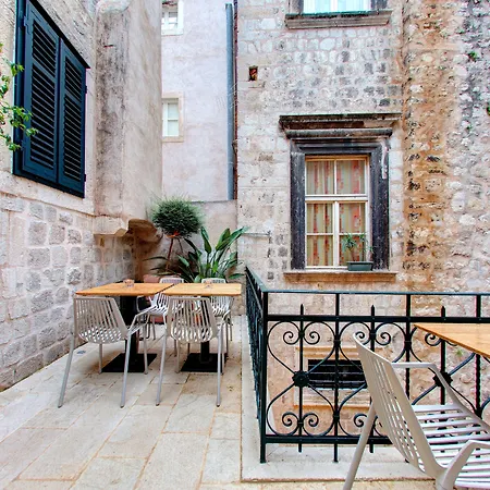 Forty-four Gostinjska kuća 4*