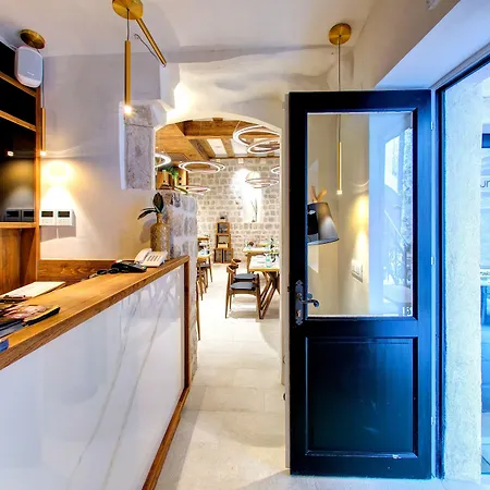 Forty-four Gostinjska kuća 4*